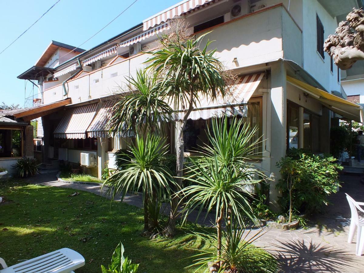 Hotel Villa Claudio Marina di Massa Exterior foto